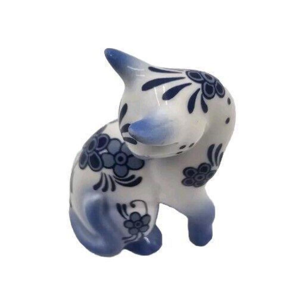 The Franklin Mint Curio Cabinet Collection 1986 Delft Blue & White Porcelain Cat